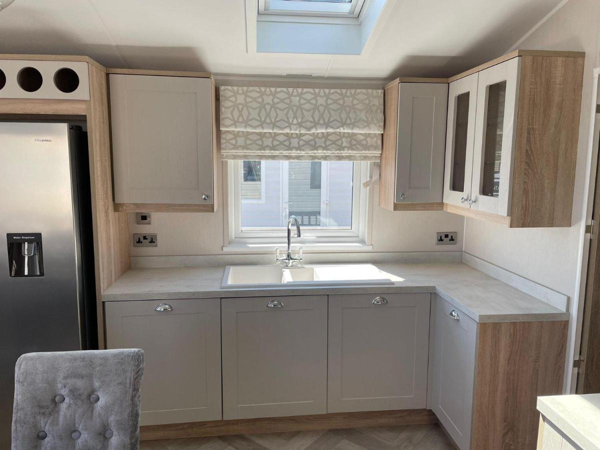 Stunning Caravan With Full Sea Views At Broadland Sands In Suffolk Ref 20236Bs Hopton on Sea Zewnętrze zdjęcie