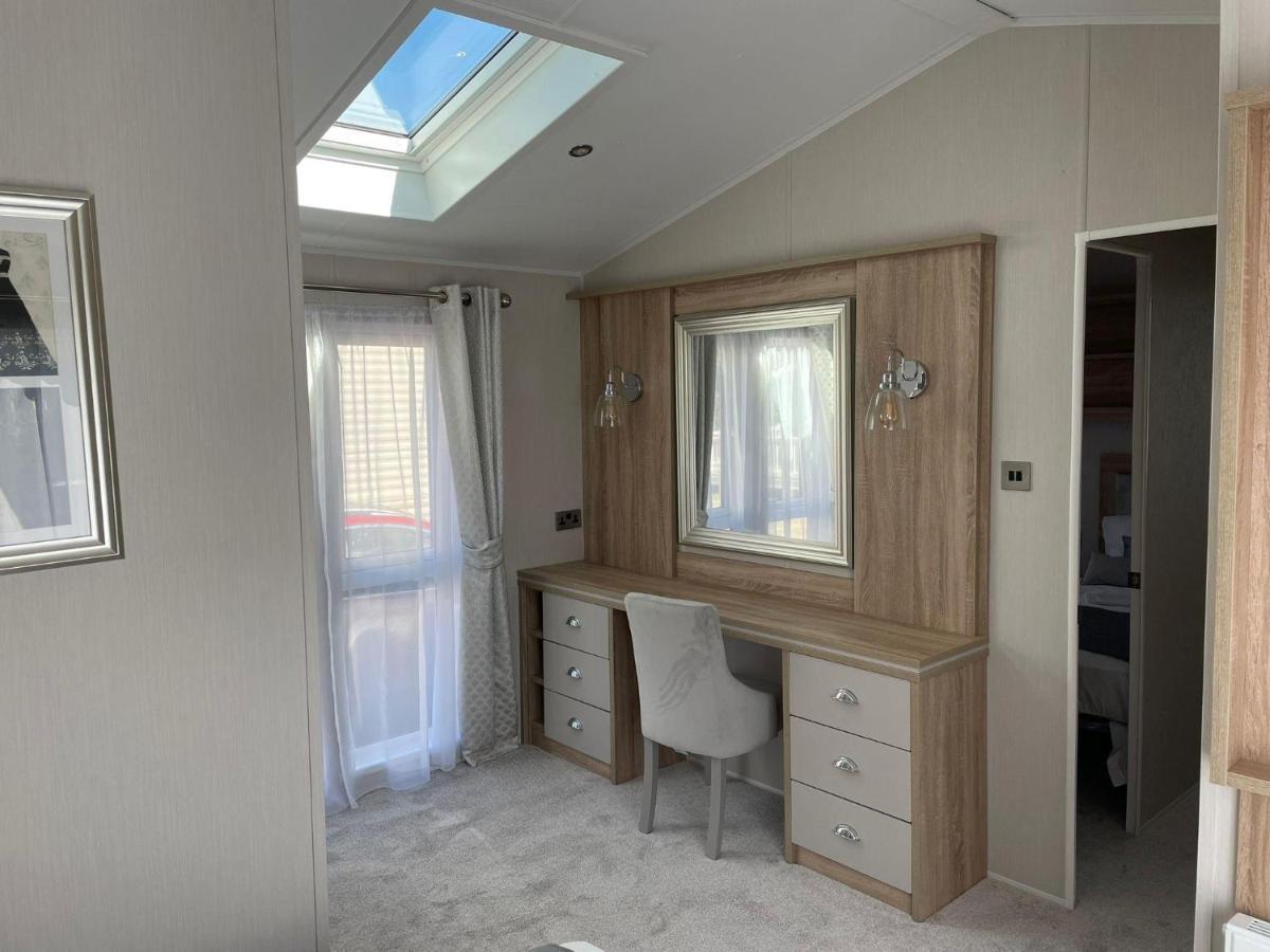 Stunning Caravan With Full Sea Views At Broadland Sands In Suffolk Ref 20236Bs Hopton on Sea Zewnętrze zdjęcie