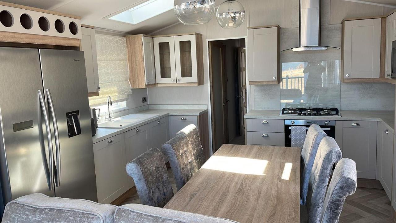 Stunning Caravan With Full Sea Views At Broadland Sands In Suffolk Ref 20236Bs Hopton on Sea Zewnętrze zdjęcie