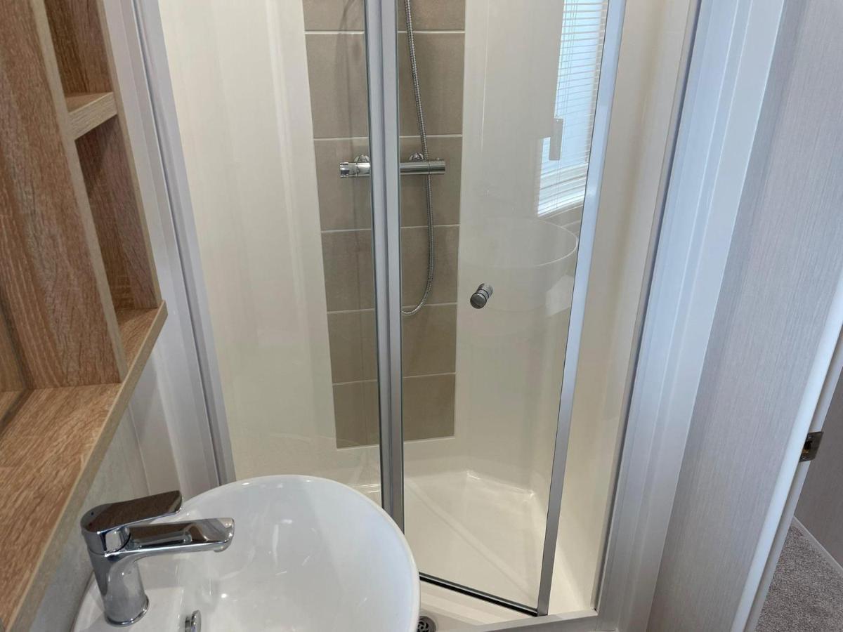 Stunning Caravan With Full Sea Views At Broadland Sands In Suffolk Ref 20236Bs Hopton on Sea Zewnętrze zdjęcie