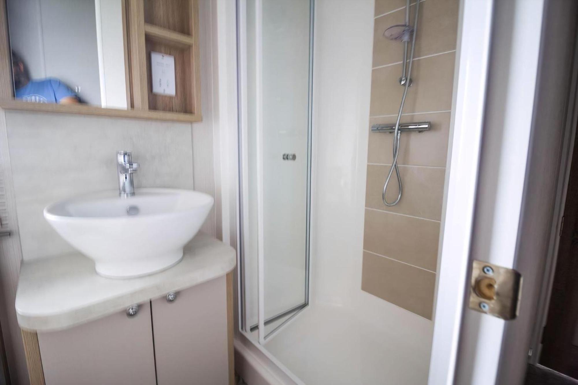 Stunning Caravan With Full Sea Views At Broadland Sands In Suffolk Ref 20236Bs Hopton on Sea Zewnętrze zdjęcie
