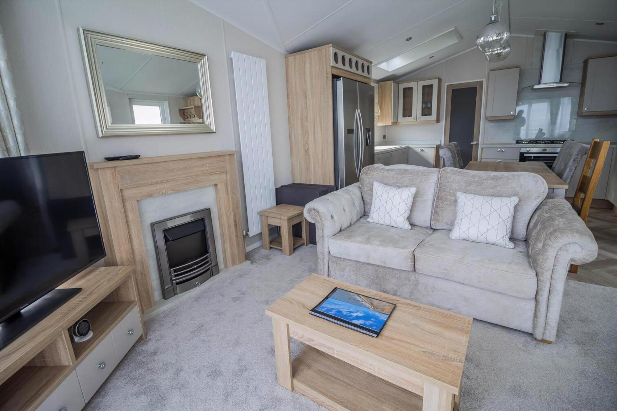 Stunning Caravan With Full Sea Views At Broadland Sands In Suffolk Ref 20236Bs Hopton on Sea Zewnętrze zdjęcie