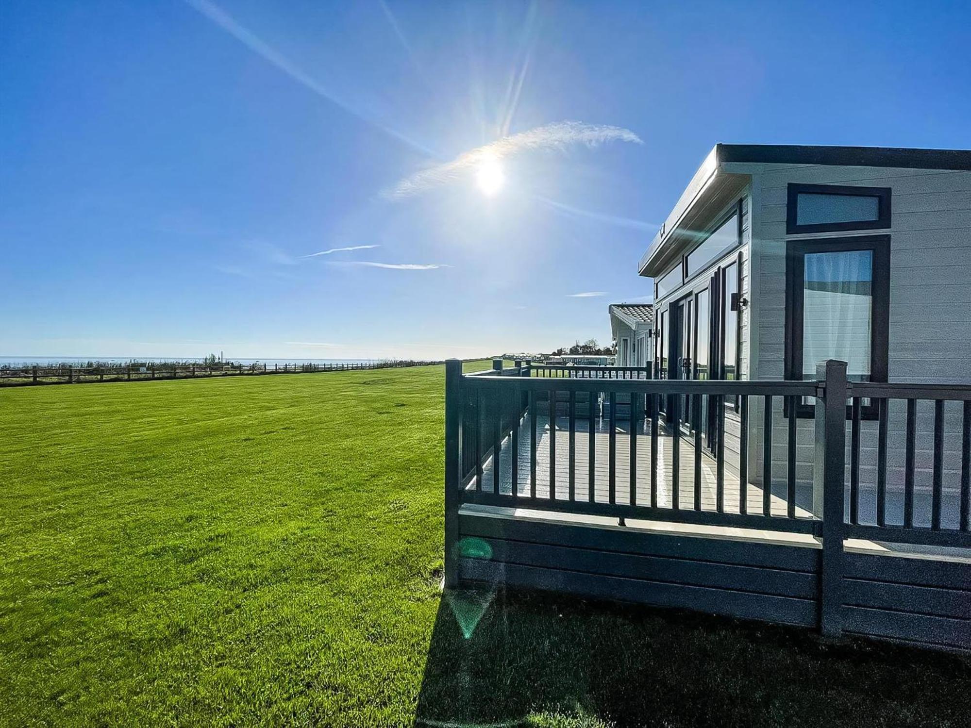 Stunning Caravan With Full Sea Views At Broadland Sands In Suffolk Ref 20236Bs Hopton on Sea Zewnętrze zdjęcie