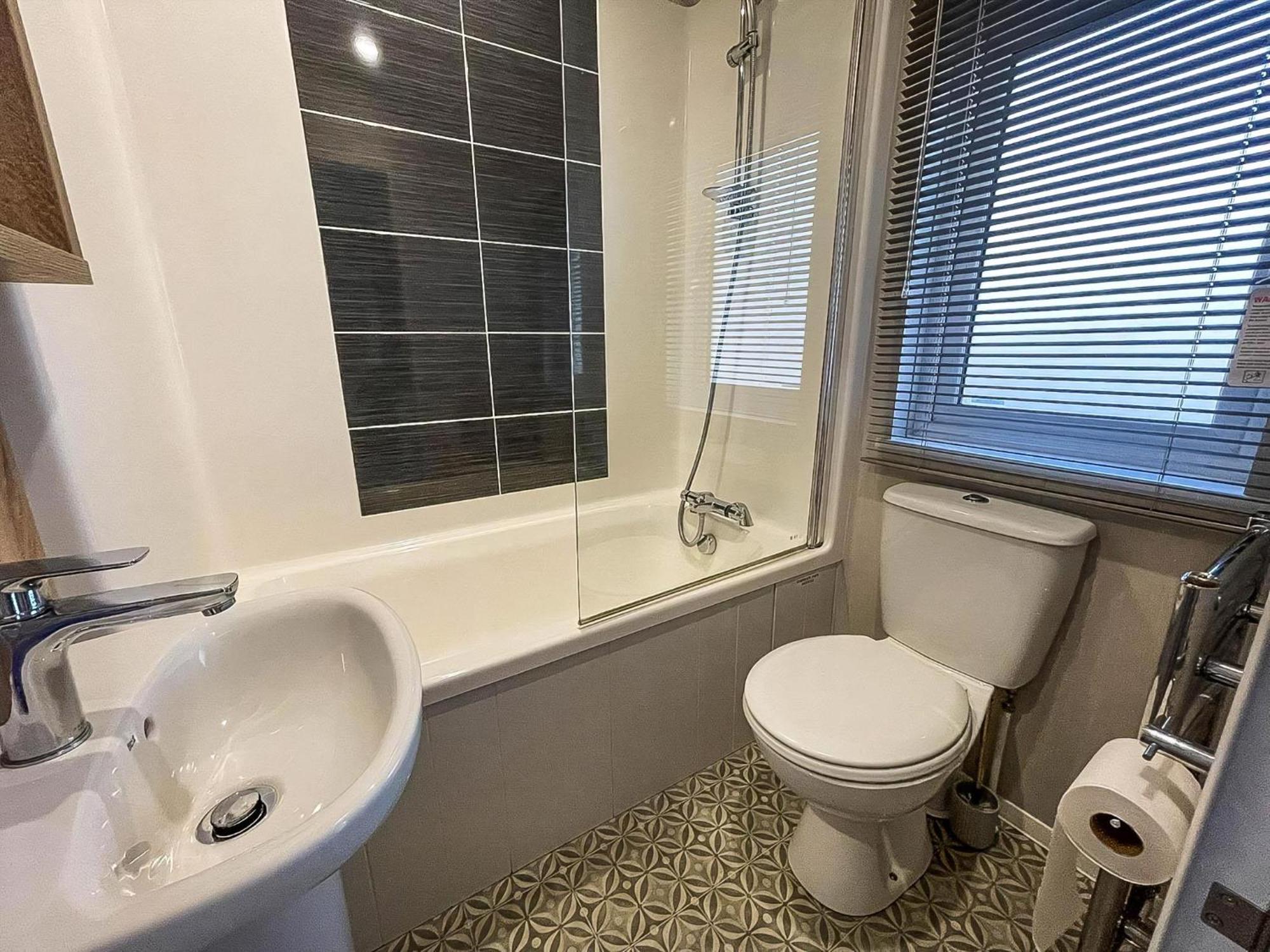 Stunning Caravan With Full Sea Views At Broadland Sands In Suffolk Ref 20236Bs Hopton on Sea Zewnętrze zdjęcie